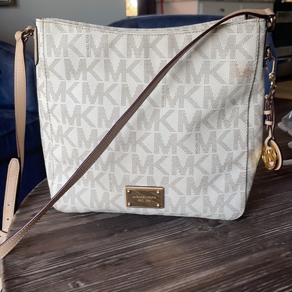 Michael Kors crossbody/ messengr - Picture 7 of 8